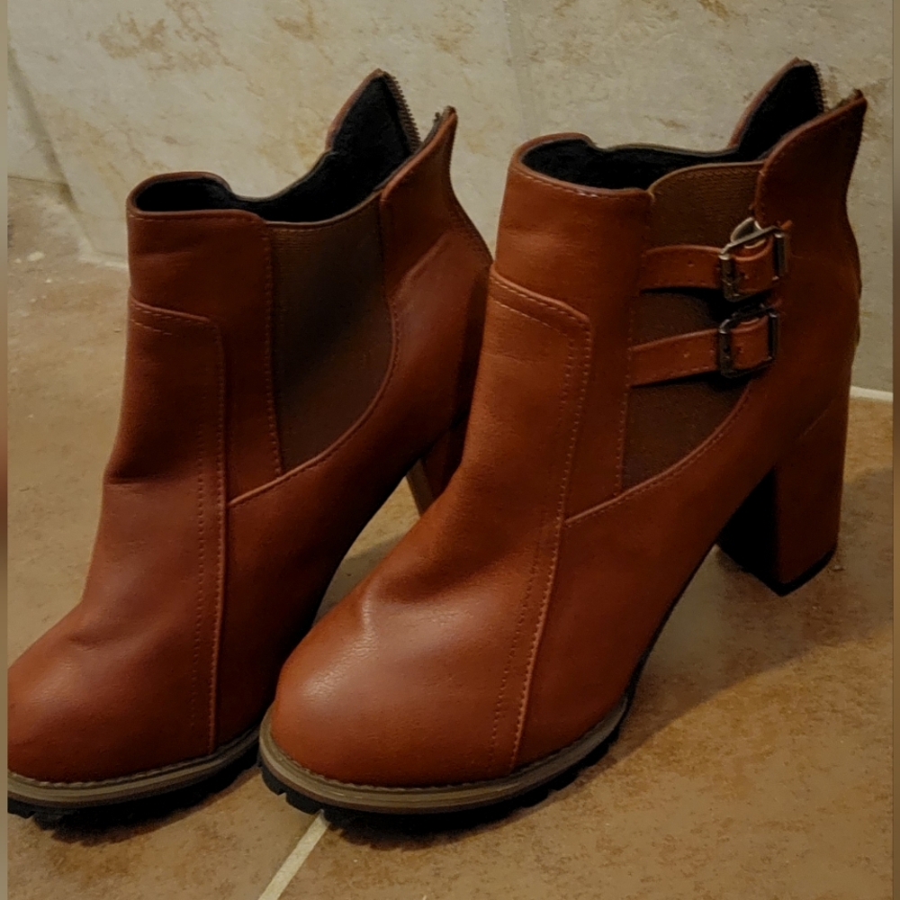 Gorgeous Booties w zip back